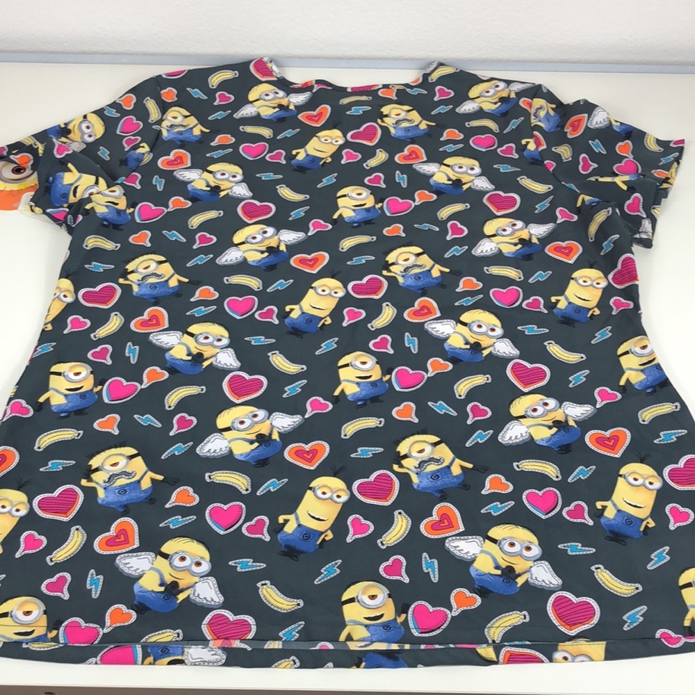 NEW Despicable ME Minion Scrub Top Hearts Banana’s New With Tags Size Large - Picture 6 of 14